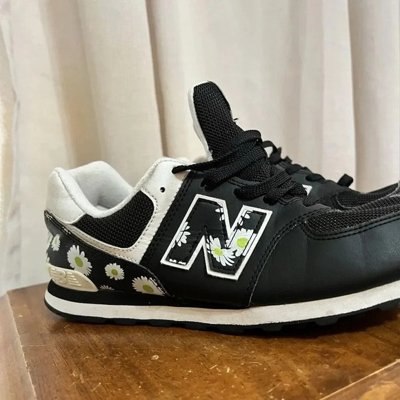 New Balance Running Sneakers Shoe 574-GC574FP1 Florals Black Womens Daisy Sz 6 W - Picture 3 of 9